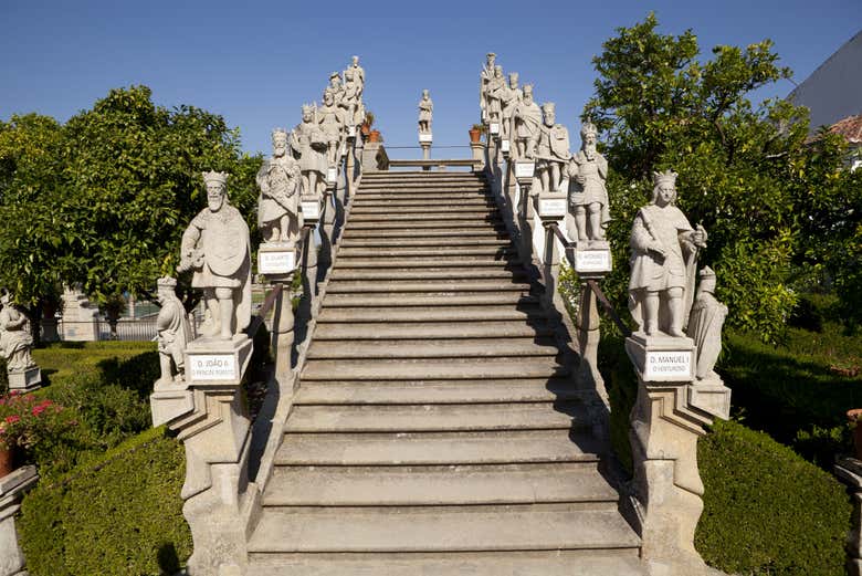 Contemplando las esculturas del jardín del Palacio Episcopal