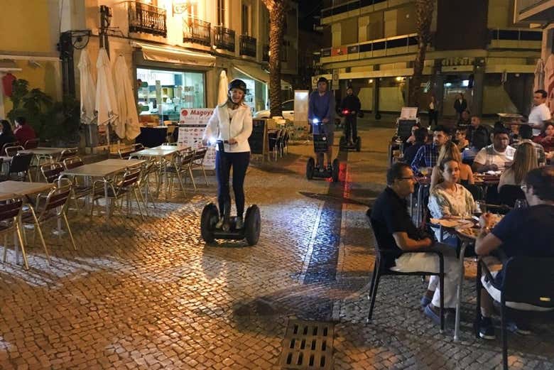 Parcourez Faro en segway à la tombée de la nuit