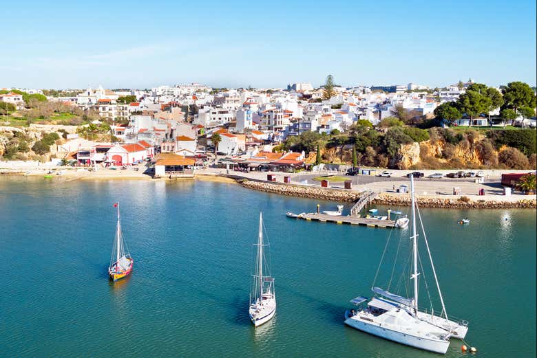 Sail along the coast of Algarve!