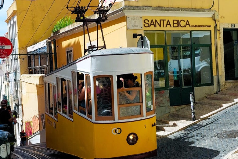 Subindo o Elevador da Bica