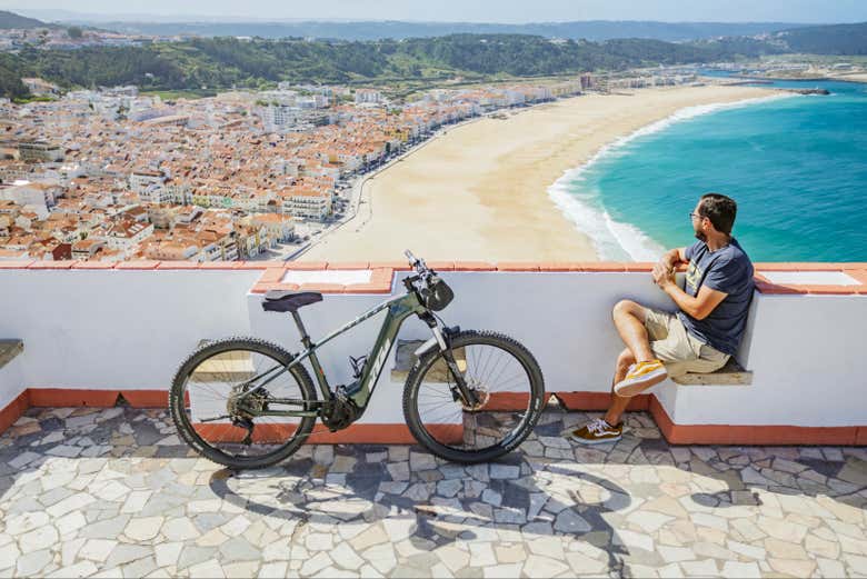 Disfrutando de las vistas de la playa de Nazaré