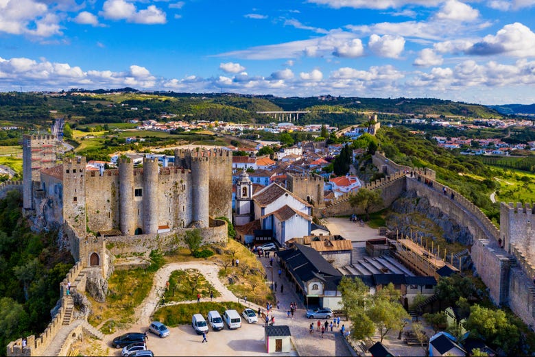 Vista aérea de la histórica ciudad amurallada de Obidos