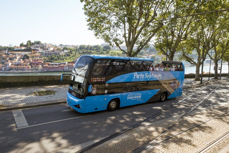 Ônibus turístico do Porto às margens do Rio Douro