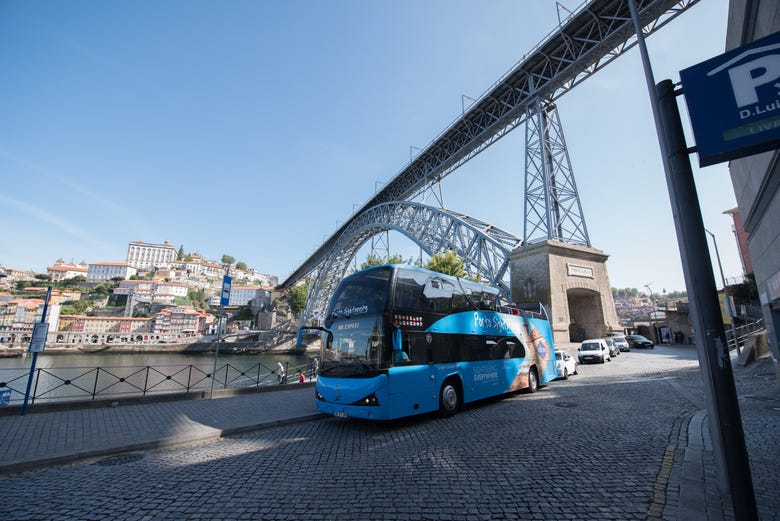 L'autobus turistico di Porto con il ponte sullo sfondo