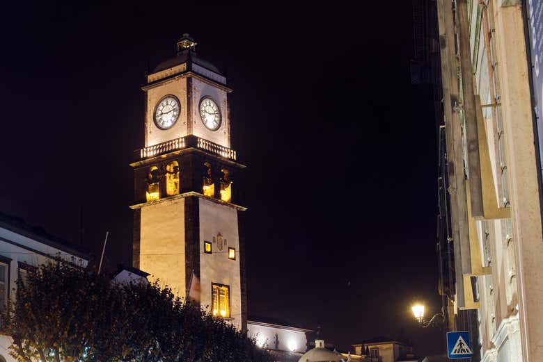 Cae la noche en Ponta Delgada, la capital de São Miguel 