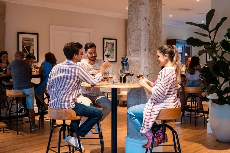 Durante a degustação de vinhos em The Wine School  