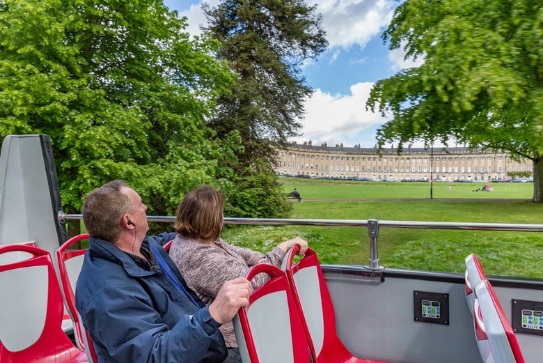 Sightseeing Bus of Bath next to Royal Crescent