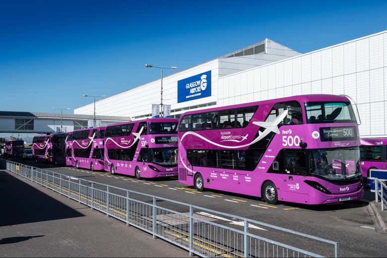 Autobuses saliendo del Aeropuerto Internacional de Glasgow