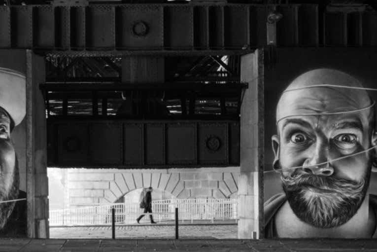 Contemplando i murales di street art di Glasgow