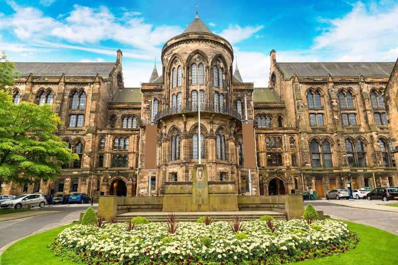 Admirando la cristalera de la universidad de Glasgow