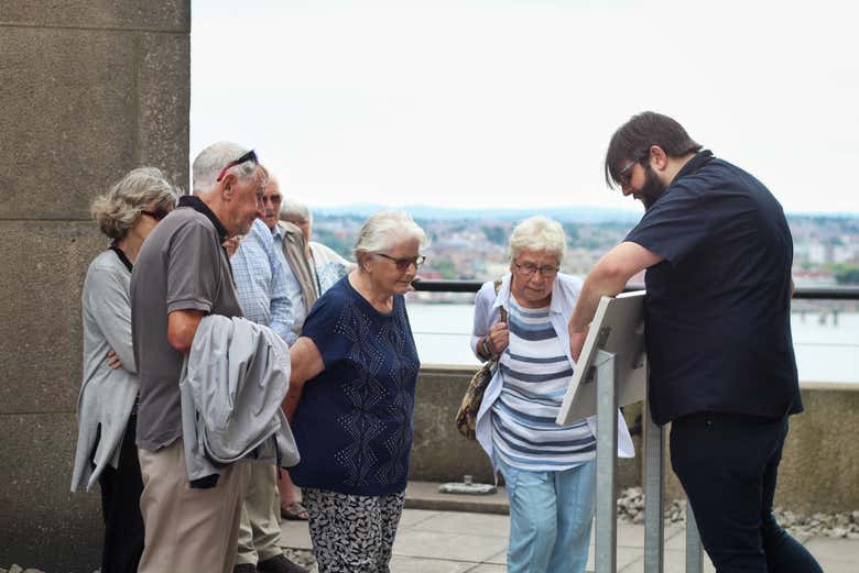 Um grupo de pessoas visitando o Royal Liver Building 360