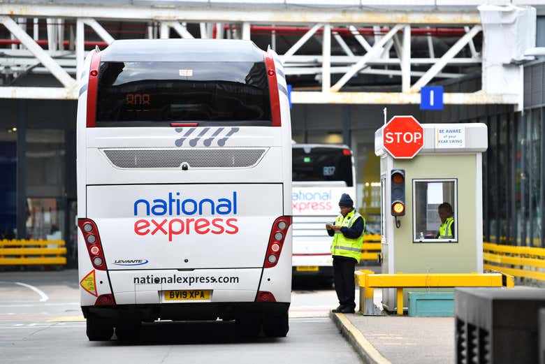 El autobús saliendo del aeropuerto