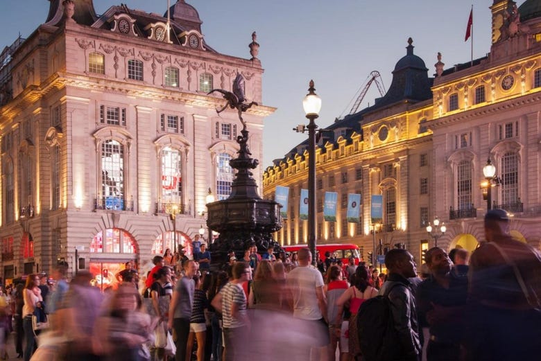 Fuente de Piccadilly Circus al anochecer