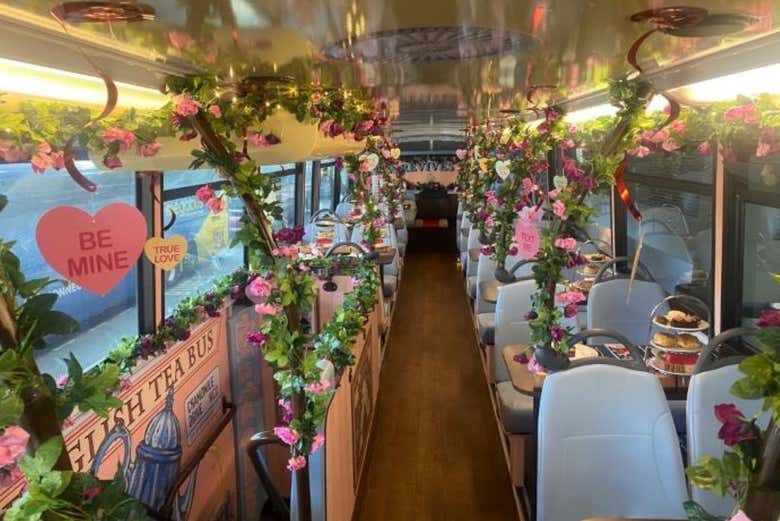 Interior del autobús del té de la tarde en Londres