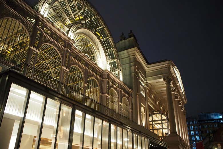 Edificios iluminados por la noche