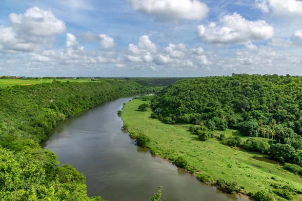 Campos de azúcar y Higüey + Paseo en barco por el río Chavón