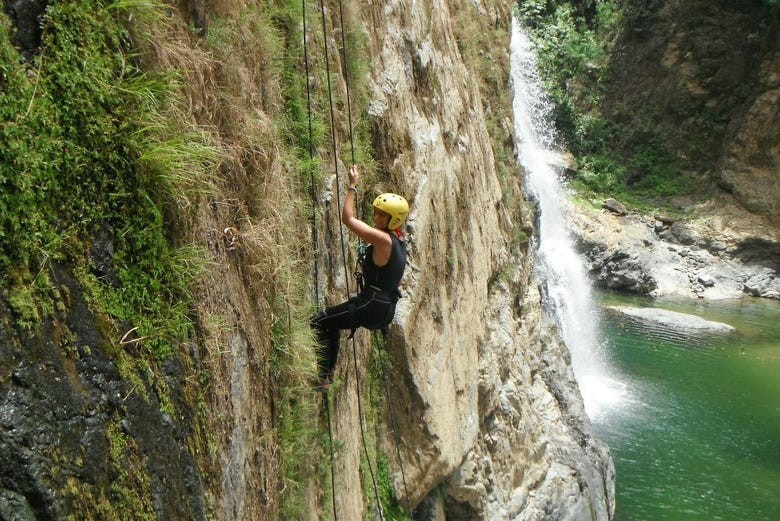 Descargando adrenalina junto a la cascada