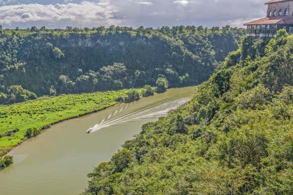 Campos de azúcar y Higüey + Paseo en barco por el río Chavón