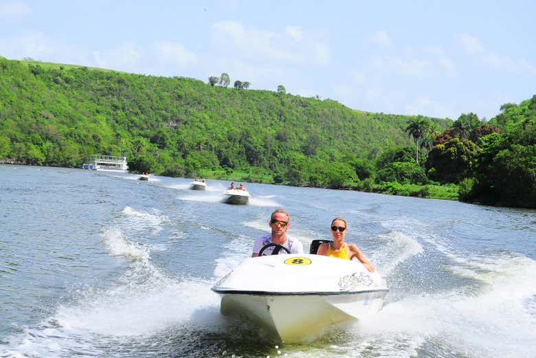 Navegando en lancha por el río Chavón