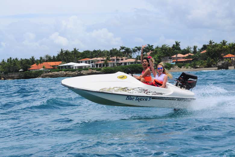 Rent a speedboat on the Chavón River