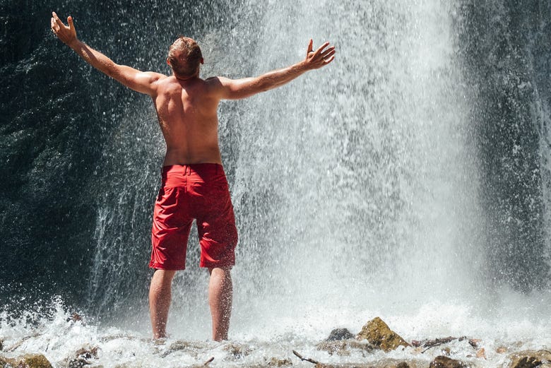Desfrutando de um banho na cascata Salto de La Jalda
