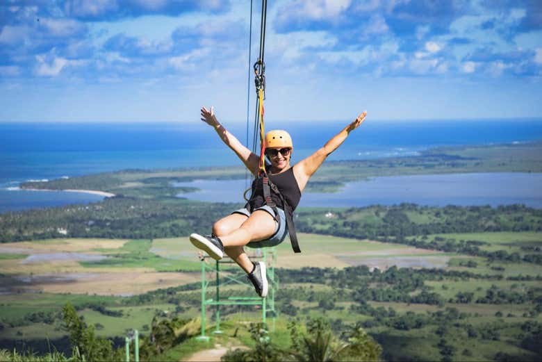 Disfrutando de la tirolina de Montaña Redonda