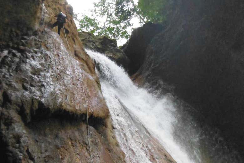 Cascada descenso rápel