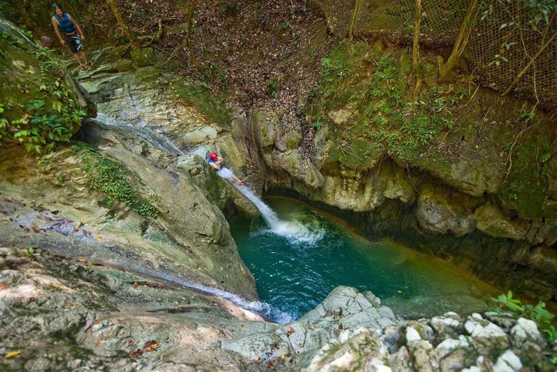 Descendo por um tobogã natural