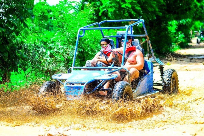 Disfrutando del tour en buggy