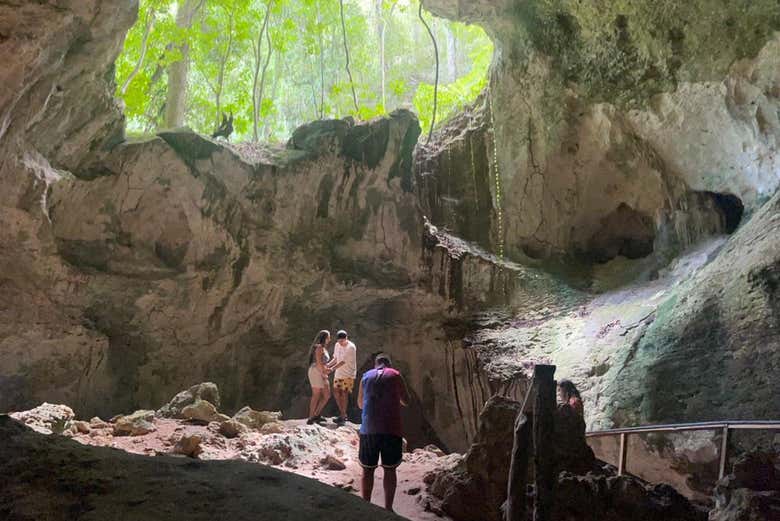 Explorando una cueva en Los Haitises