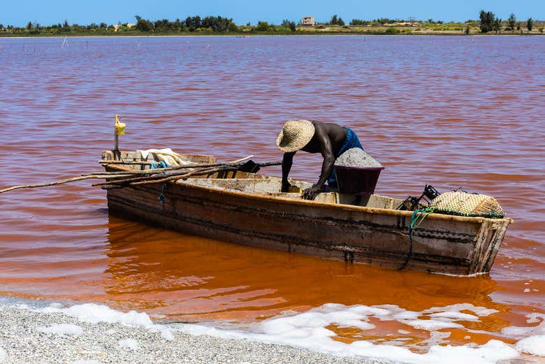 Une pirogue typique sur le lac rose