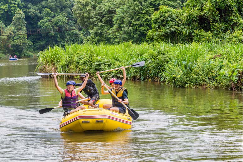 Practicando rafting en Kitulgala