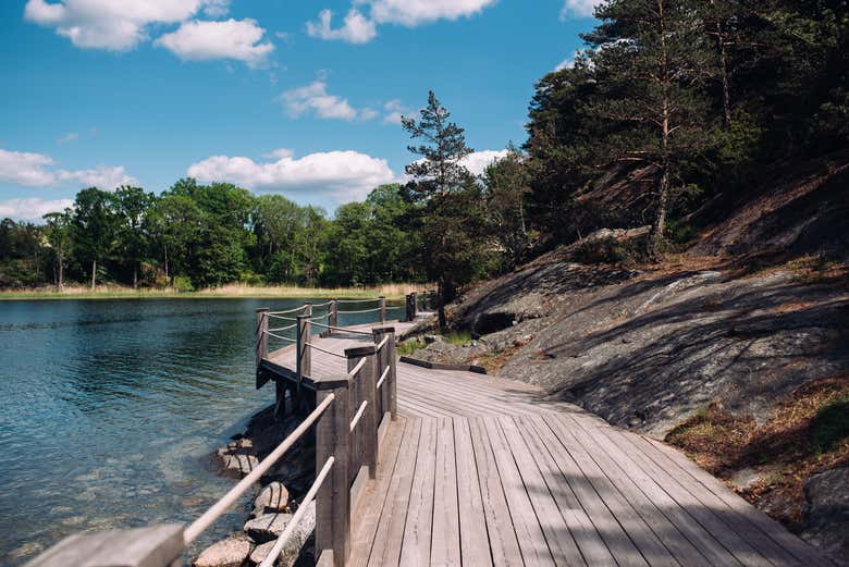 Passerelle au bord de l'eau à Artipelag