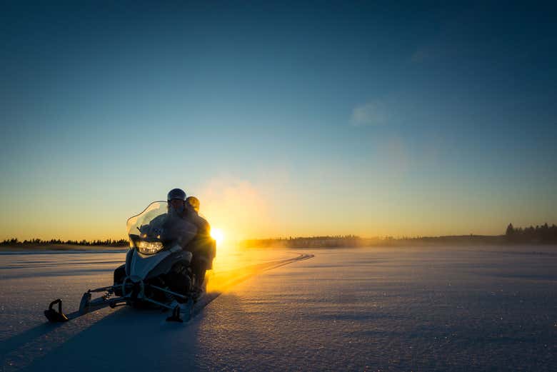 Conduisez une moto neige