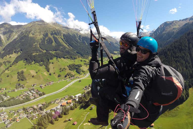 Sobrevoando de parapente os Alpes Suíços