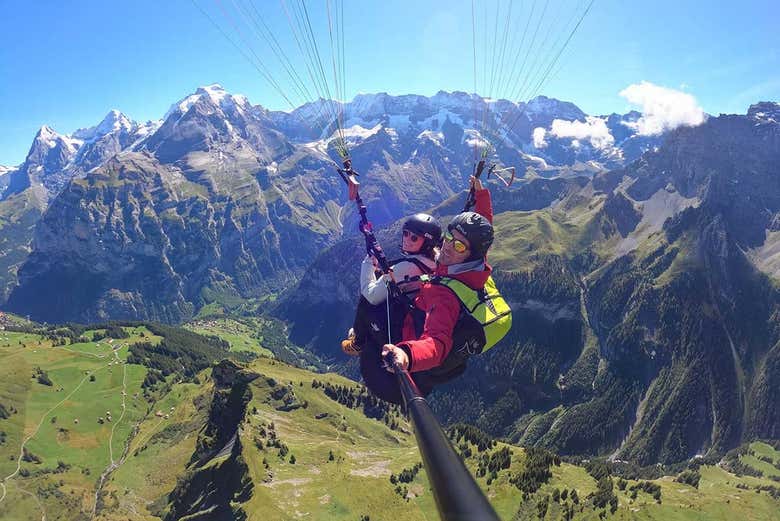 Sobrevolando en parapente los Alpes suizos