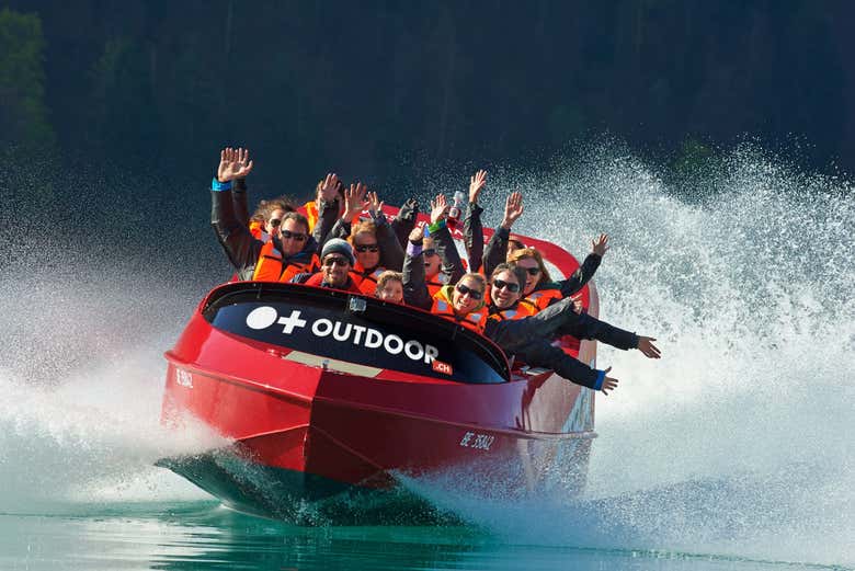 Enjoy a thrilling speedboat ride on Lake Brienz