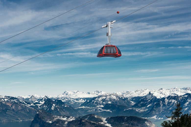 Sobrevolando en teleférico tipo góndola los Prealpes suizos