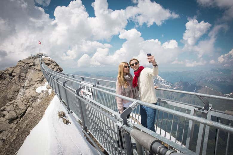 Disfrutando del puente colgante Peak Walk