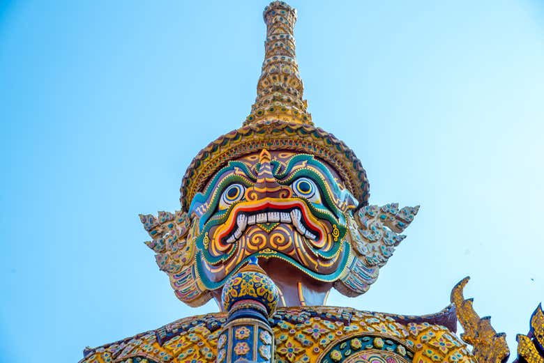 Detalle de una escultura en el templo del Buda de Esmeralda