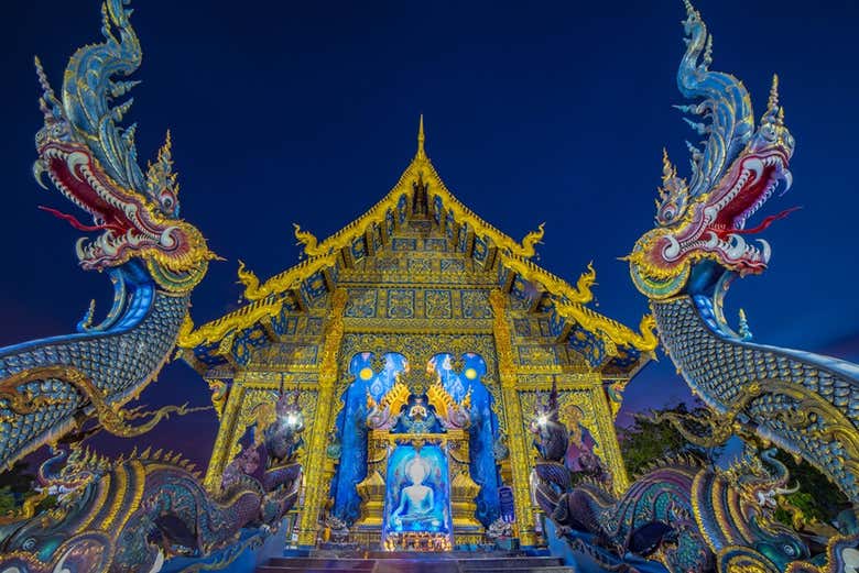 See the iconic Blue Temple of Chiang Rai