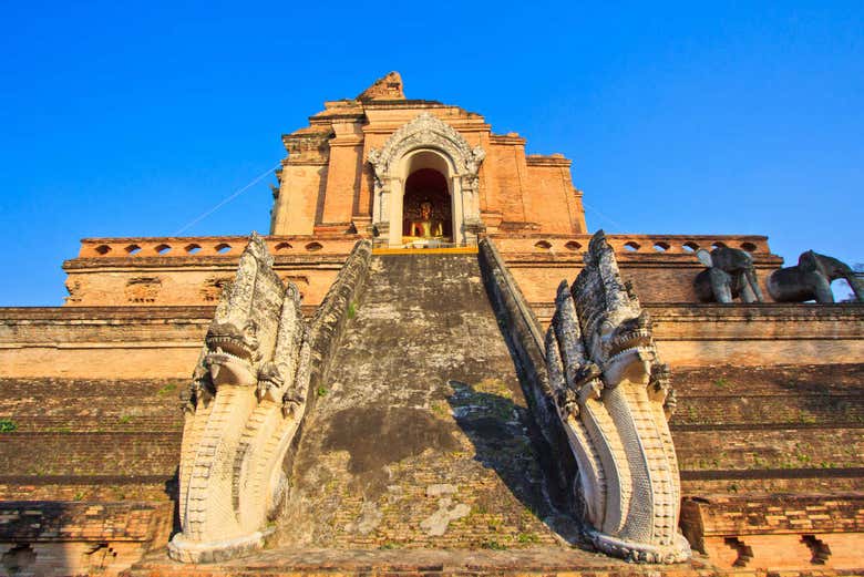 Admirando la escalinata de Wat Chedi Luang 