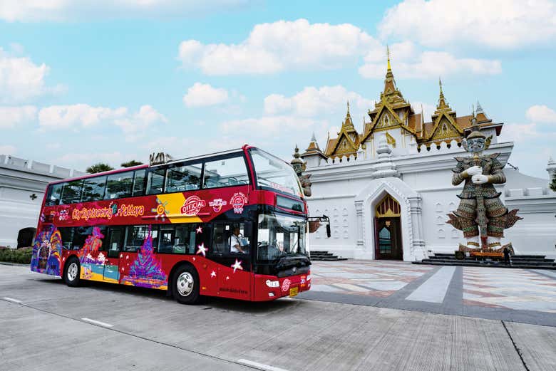 El autobús turístico de Pattaya pasando ante un templo