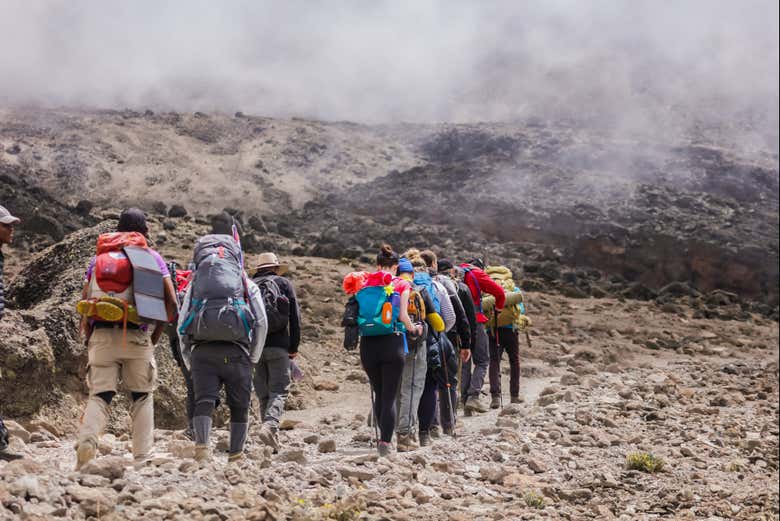 Um grupo durante a trilha ao Kilimanjaro