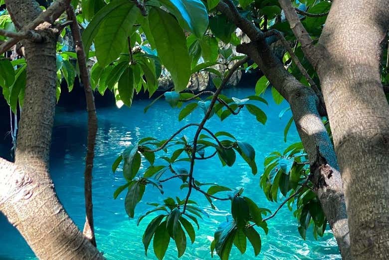 Aguas cristalinas de la cueva Maalum