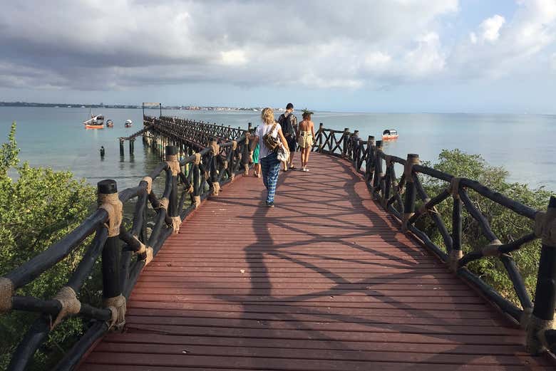 Camminando lungo il molo di Stone Town