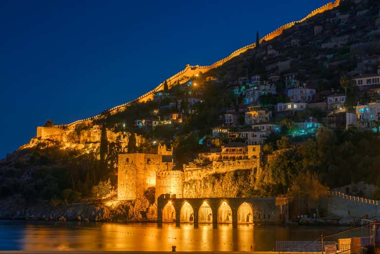 Panorámica nocturna del castillo de Alanya