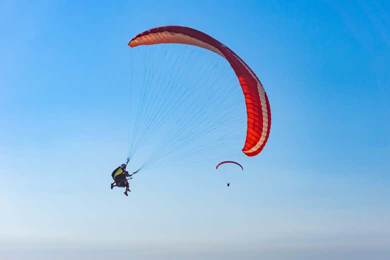 Un parapente survolant le ciel de la Cappadoce