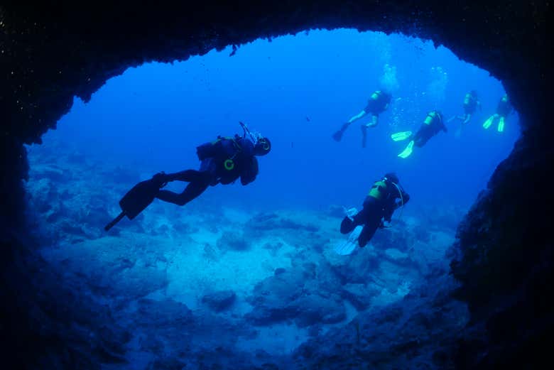 Practicando buceo en las aguas de Fethiye