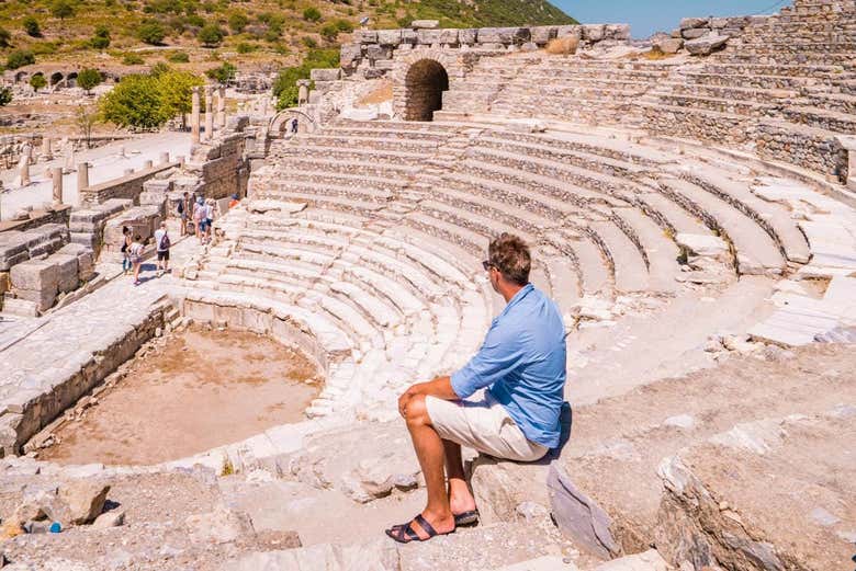 Contemplando o Teatro Romano de Éfeso